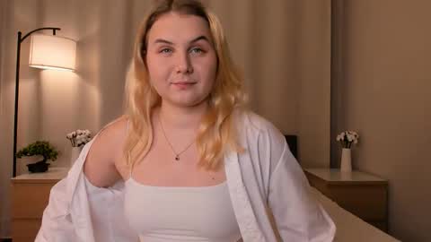 Snapshot of aishaspeak chatting on 11/18/25, 08:35 Hermione online show from 11/18/25, 08:35