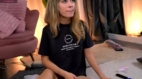 Snapshot of aishleybee chatting on 12/13/25, 07:53 Aish online show from 12/13/25, 07:53