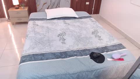 Snapshot of aixa_shaw chatting on 10/27/25, 12:20 AIXA online show from 10/27/25, 12:20