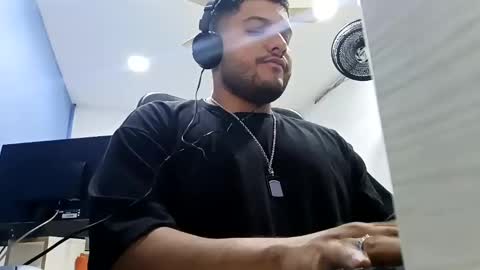 Snapshot of aj_cooper90_ chatting on 02/05/25, 04:48 Esteban online show from 02/05/25, 04:48