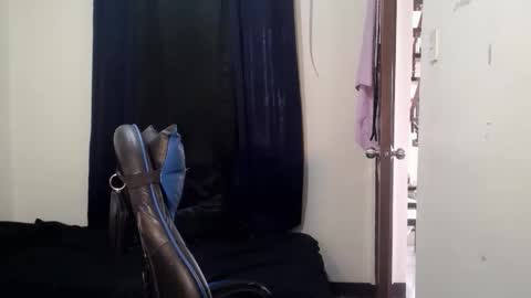 aj_daksxx online show from 04/22/26, 05:54