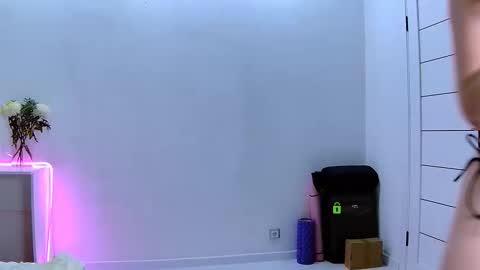 Snapshot of akerya chatting on 02/27/26, 12:54 Hi Im Oli online show from 02/27/26, 12:54