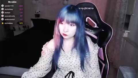 akirahartyx online show from 10/19/25, 05:13