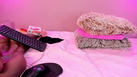 Snapshot of alahia_betancur chatting on 01/18/25, 03:27 Alahia online show from 01/18/25, 03:27