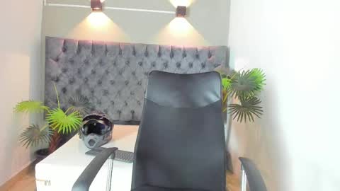 Snapshot of alan_redinger chatting on 09/20/25, 01:23 Alan online show from 09/20/25, 01:23
