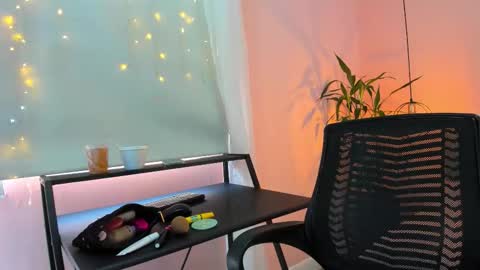 Snapshot of alana_suares chatting on 10/03/25, 08:39 Alana online show from 10/03/25, 08:39