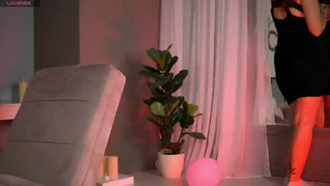 Snapshot of alanareign chatting on 06/19/26, 09:35 AlanaReign online show from 06/19/26, 09:35