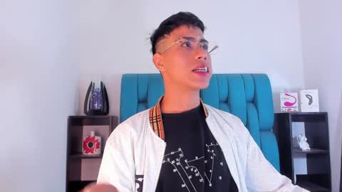 Snapshot of alannaughty_ chatting on 01/19/25, 01:00 alannaughty_ online show from 01/19/25, 01:00