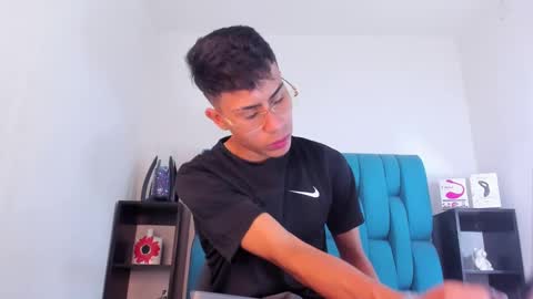 Snapshot of alannaughty_ chatting on 01/19/25, 02:06 alannaughty_ online show from 01/19/25, 02:06