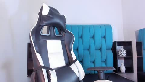 Snapshot of alannaughty_ chatting on 01/24/25, 11:34 alannaughty_ online show from 01/24/25, 11:34