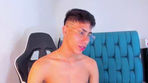 Snapshot of alannaughty_ chatting on 01/26/25, 10:34 alannaughty_ online show from 01/26/25, 10:34