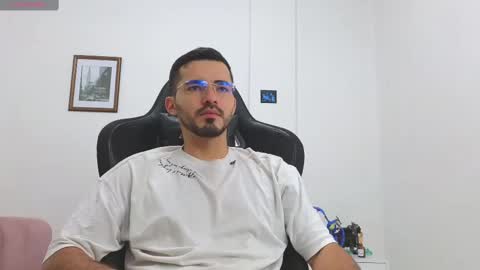 Snapshot of alejandroo_7 chatting on 10/25/25, 04:13 alejandroo_7 online show from 10/25/25, 04:13