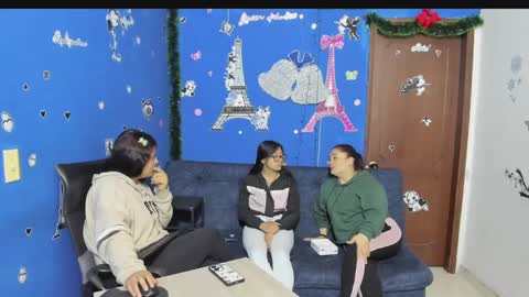 Snapshot of alejita_smithh chatting on 02/10/25, 12:29 zoe and Kataleya online show from 02/10/25, 12:29