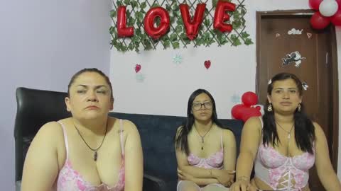 Snapshot of alejita_smithh chatting on 02/17/25, 03:47 zoe and Kataleya online show from 02/17/25, 03:47