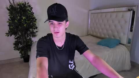 alejo_gray1 online show from 11/28/25, 03:42