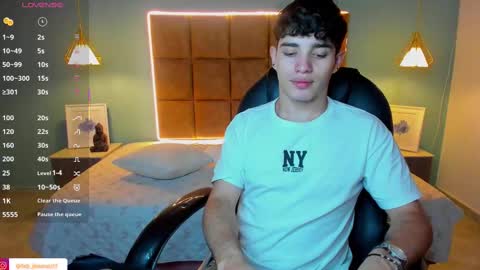 Snapshot of alejootwink chatting on 09/19/25, 08:20 ALejoo Saenz online show from 09/19/25, 08:20