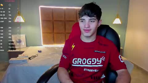 Snapshot of alejootwink chatting on 09/26/25, 04:38 ALejoo Saenz online show from 09/26/25, 04:38