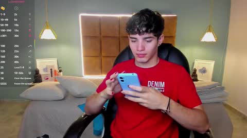 Snapshot of alejootwink chatting on 10/04/25, 04:54 ALejoo Saenz online show from 10/04/25, 04:54