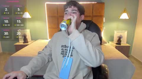 Snapshot of alejootwink chatting on 11/10/25, 02:43 ALejoo Saenz online show from 11/10/25, 02:43