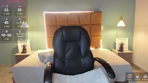 Snapshot of alejootwink chatting on 11/13/25, 02:43 ALejoo Saenz online show from 11/13/25, 02:43