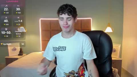 Snapshot of alejootwink chatting on 11/18/25, 05:17 ALejoo Saenz online show from 11/18/25, 05:17