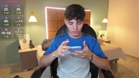 Snapshot of alejootwink chatting on 11/24/25, 01:27 ALejoo Saenz online show from 11/24/25, 01:27