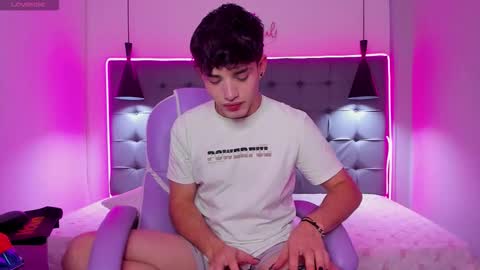 Snapshot of alejootwink chatting on 12/15/25, 10:03 ALejoo Saenz online show from 12/15/25, 10:03