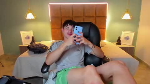 Snapshot of alejootwink chatting on 12/16/25, 10:09 ALejoo Saenz online show from 12/16/25, 10:09