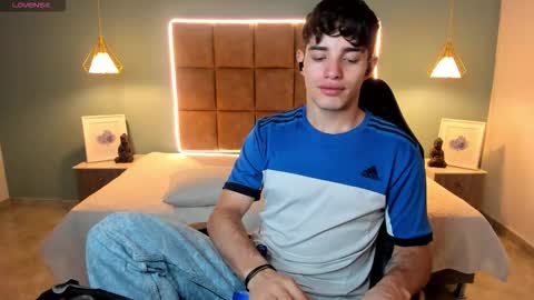 Snapshot of alejootwink chatting on 02/27/26, 05:29 ALejoo Saenz online show from 02/27/26, 05:29