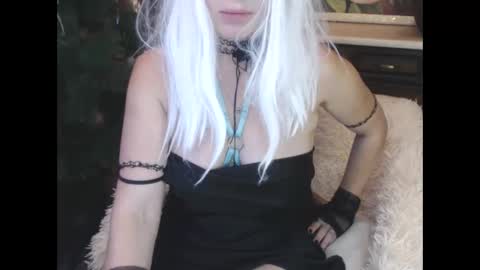 Snapshot of alenablack chatting on 12/16/24, 03:51 Luly online show from 12/16/24, 03:51