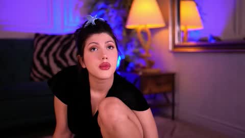 Snapshot of alenacapricious chatting on 10/19/25, 04:51 alenacapricious online show from 10/19/25, 04:51