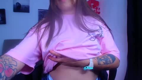 Snapshot of aleska_dollx chatting on 01/05/25, 11:55 QUEEN OFF MILk IM BACK 15 NOV online show from 01/05/25, 11:55