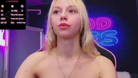 Snapshot of alessiacroft chatting on 10/23/25, 04:23 alessiacroft online show from 10/23/25, 04:23