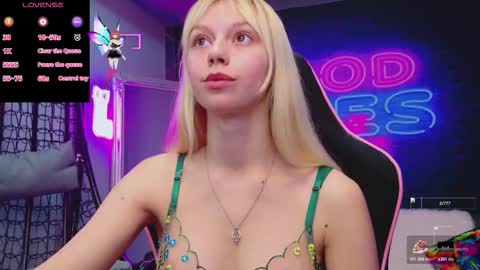 Snapshot of alessiacroft chatting on 10/24/25, 04:42 alessiacroft online show from 10/24/25, 04:42