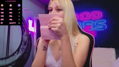 Snapshot of alessiacroft chatting on 11/27/25, 05:42 alessiacroft online show from 11/27/25, 05:42