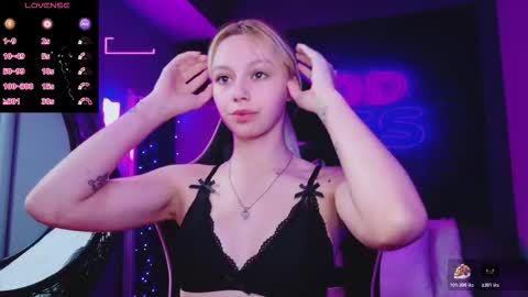 Snapshot of alessiacroft chatting on 12/15/25, 05:12 alessiacroft online show from 12/15/25, 05:12