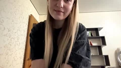 Snapshot of alethapalmerino chatting on 12/15/25, 06:39 April online show from 12/15/25, 06:39