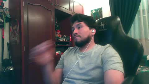 Snapshot of alevil_97 chatting on 04/02/26, 12:30 Alejo online show from 04/02/26, 12:30