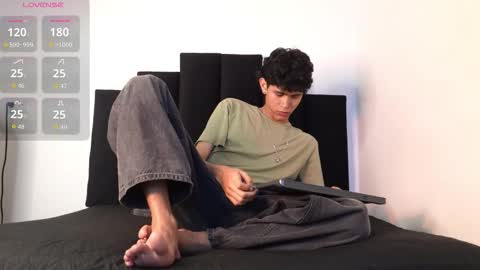 Snapshot of alex_mark_ chatting on 12/19/25, 01:18 alex_mark_ online show from 12/19/25, 01:18