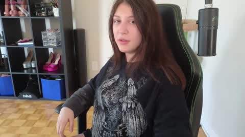 dont be afraid to click social media link its  working  just click on that  online show from 09/10/25, 09:26