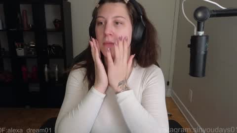 Snapshot of alexa_dream chatting on 12/17/25, 11:00 dont be afraid to click social media link its working just click on that online show from 12/17/25, 11:00