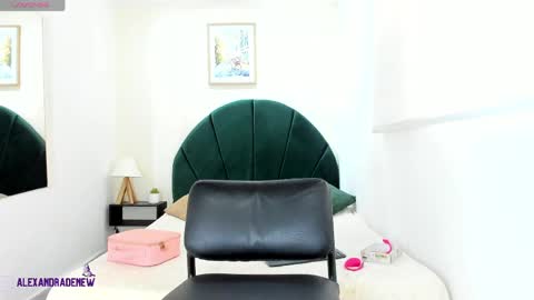 Snapshot of alexandrade_ chatting on 04/05/26, 12:02 online show from 04/05/26, 12:02