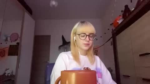 Lia online show from 11/12/25, 02:06