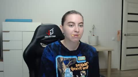 Snapshot of alice_________________________ chatting on 06/19/26, 04:44 Alice online show from 06/19/26, 04:44