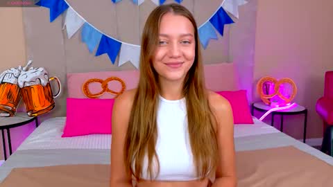 Snapshot of alice_charmy chatting on 10/05/25, 06:23 Alice in Wonderland online show from 10/05/25, 06:23