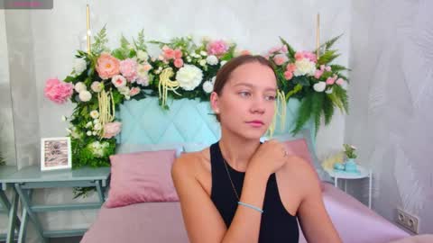 Snapshot of alice_charmy chatting on 10/11/25, 05:39 Alice in Wonderland online show from 10/11/25, 05:39