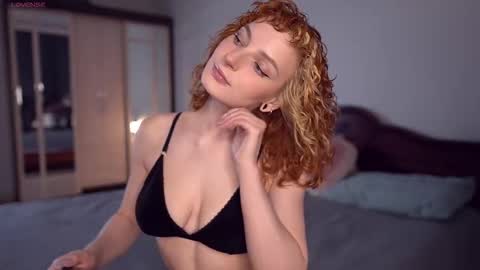 Snapshot of alice_edward chatting on 10/26/25, 07:42 DONT YOU DARE NOT SEEING MY BIRTHDAY STREAM NOVEMBER 12 ILL BE 21 1400 GMT-5 CHECK MY LOVENSE WISHLIST online show from 10/26/25, 07:42