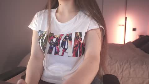 Snapshot of alice_kosmos chatting on 12/18/24, 06:03 Alice online show from 12/18/24, 06:03