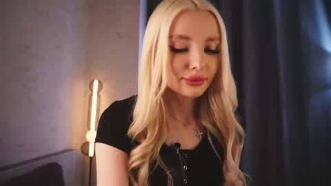 Snapshot of alice_lov3rs chatting on 05/27/26, 11:07 Alice online show from 05/27/26, 11:07