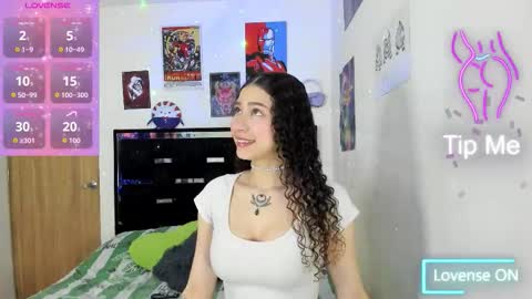 Snapshot of alice_martinez_ chatting on 11/04/25, 01:32 alice and amber online show from 11/04/25, 01:32